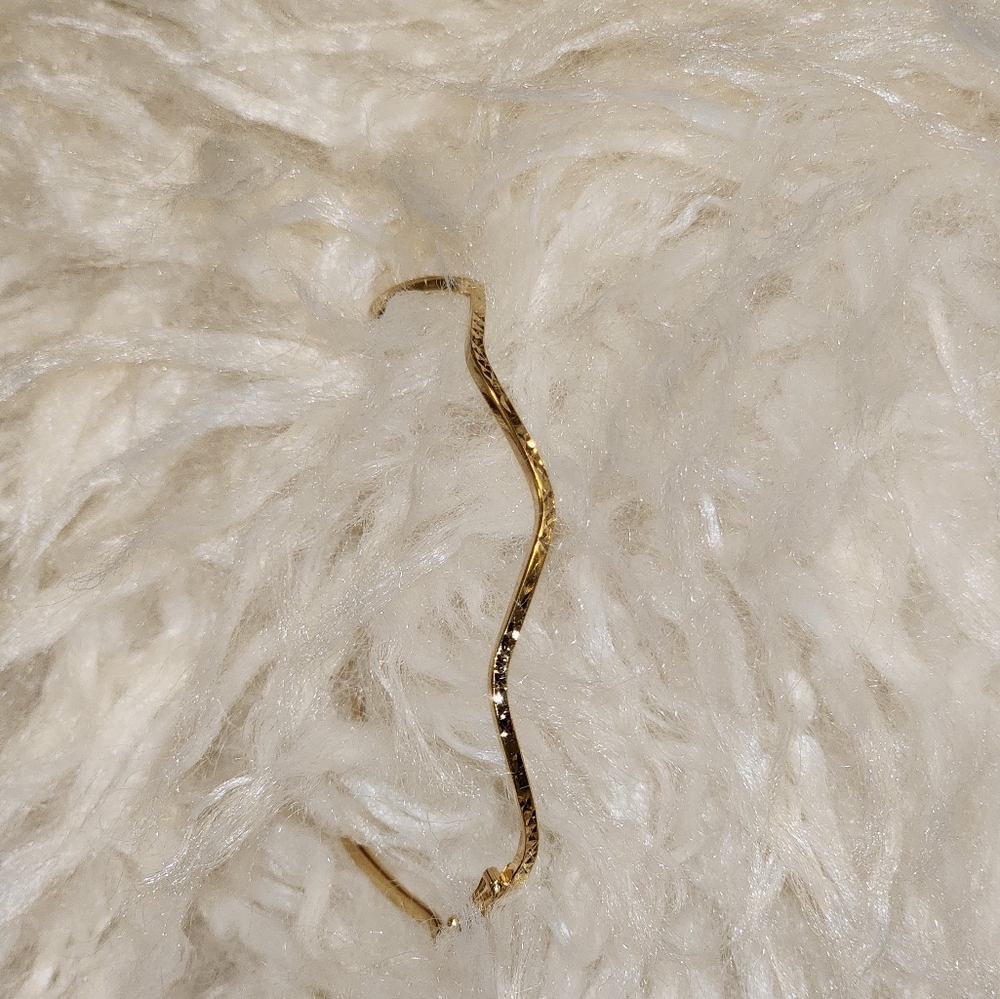 18K Gold Wave Bangle - Picture 3 of 3